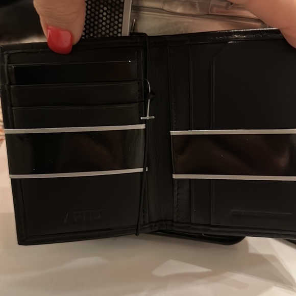 Black leather wallet. Men’s wallet card holder Slim fit. NEW in box!  NWT - Picture 3 of 7